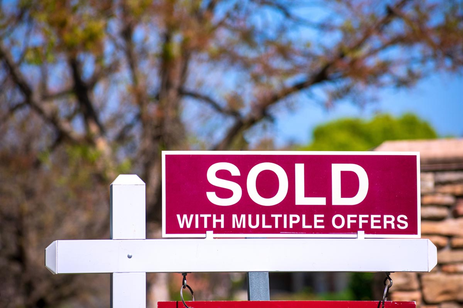 How to Handle Multiple Offers When Buying a Home in Milton